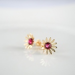小さい花のピアス　　　小さい　ピアス　ノンホールピアス　ルビー　レッド　　pp157