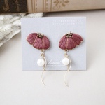 チョコレートコスモスと揺れる淡水パールのピアス・イヤリング・ノンホールピアス（ダークピンク）秋