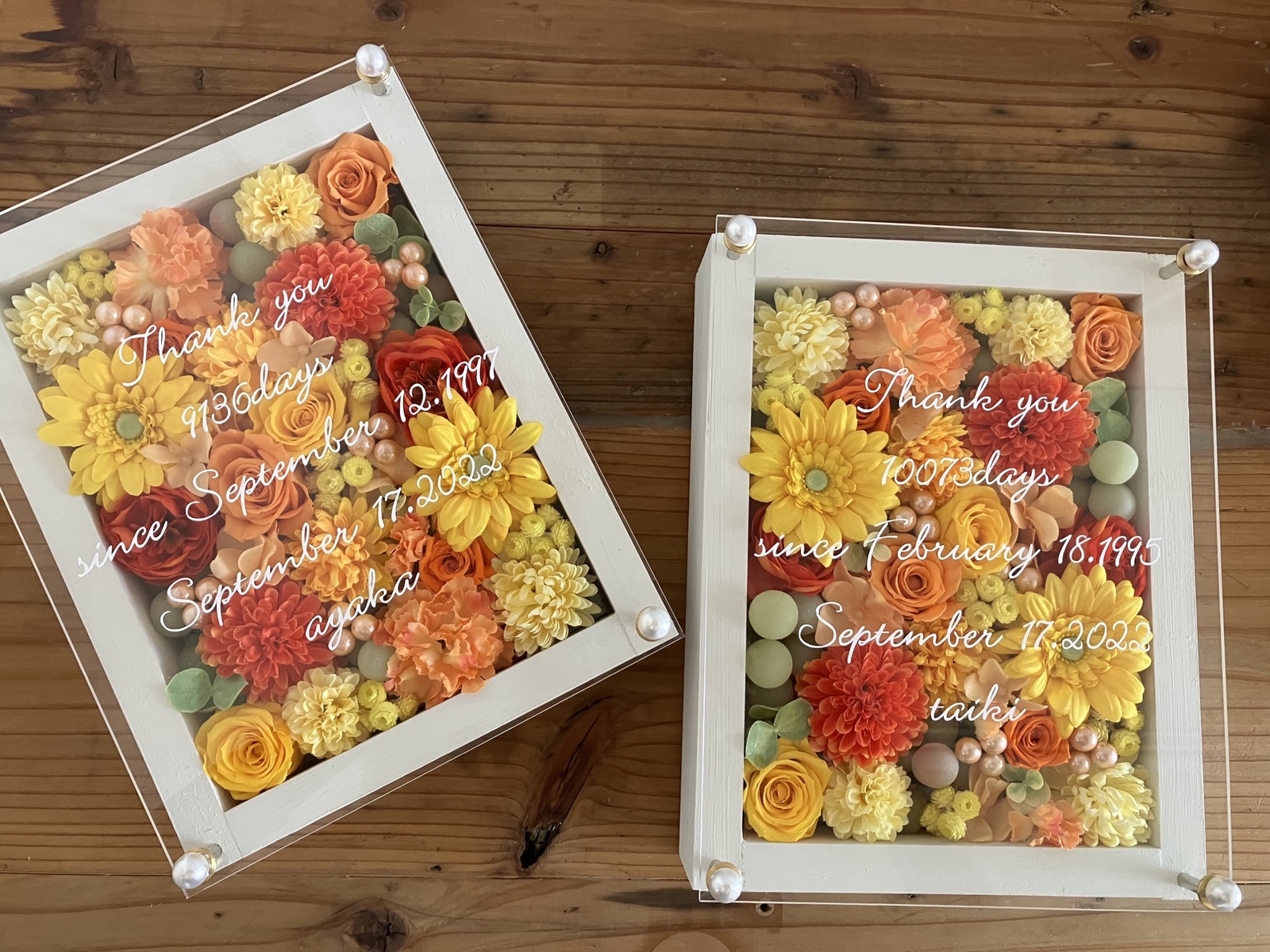 2個セット 結婚式両親贈呈品 プリザーブドフラワーアレンジ 白枠〈イエローオレンジペア〉白文字入れ