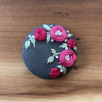 刺繍くるみボタン（ヘアゴム/ブローチ）