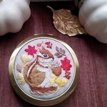 手刺繍ピルケース「リス🐿️とドングリ~秋の庭から~」