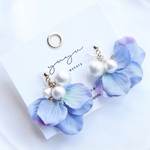 紫陽花とコットンパール ♡　ゆれるピアス/樹脂ノンホールピアス（イヤリング）