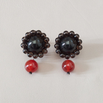 【受注生産】天然石のレトロな花形ビーズ刺繍イヤリング(ネジバネ式イヤリング)(耳が痛くなりづらい樹脂カバー付き)　スモーキクォーツ　レッドメノウ