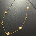 お花モチーフのロングネックレス