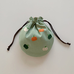 【手刺繍】パンプキン刺繍のまんまる巾着【Mサイズ幅16.5cm】
