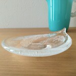 ガラスのぶ厚い雫のお皿