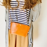 【オレンジ】横型スマホショルダー　ミニショルダー　サコッシュ　スマホポシェット　スマホショルダー　お散歩　お出かけ　本革　牛革　レザー　ヌメ革　スマホポーチ