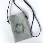 花の刺繍のスマホショルダー