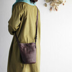 軽さと持ちやすさ◎大人の本牛革ポシェット 斜め掛けショルダーバッグ hana （ダークブラウン）送料無料