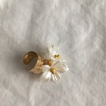 白いお花チャームのイヤーカフ　ゴールド　片耳用　1個売り