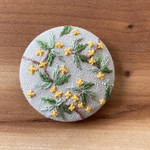刺繍くるみボタン（ヘアゴム/ブローチ）