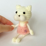 ピンクのワンピースを着たオシャレな白ねこぴ【白猫 キーホルダー可】
