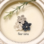 送料無料・3flowers crochetのミニブローチ　frozenカラー