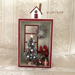 クリスマス　縦長の窓とクリスマスツリー