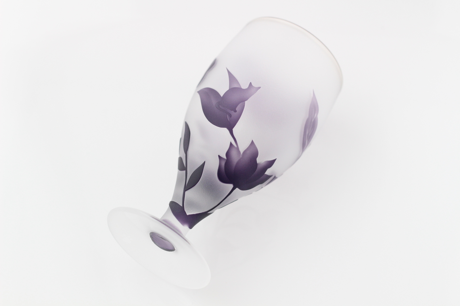 限定１　紫の花に寄り添う猫のグラス　purple　足付グラス　紫　ビアグラス　江戸硝子