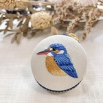 色鮮やかなカワセミ🌈　刺繍　マカロンケース　野鳥　鳥　小鳥