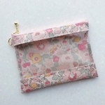 NEW♡リバティ「ベッツィ 」（ダウンシャーヒル）クリアフラットポーチ コンパクトサイズ ♪ラミネート♪PVC♪14㎝ファスナー♪Dカン付き