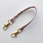 NEW♡リバティ「ベッツィ 」（ダウンシャーヒル）ストラップ  26㎝　カーサノンナ別注♪ショートストラップ♪両側にナスカン付き♪ハンドストラップ