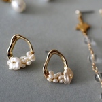 Ballerina bouquet pierce　⁂　チタンポスト　ゆがみ　フープ　ゴールド　淡水パール　小花　華奢