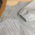  刺繍ストライプのフリルネックブラウス　ブルー×生成り