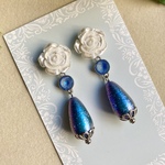  薔薇とシャイニーパールのピアス ホワイト&ブルー スワロフスキー フラメンコ しずく