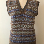 毛100％と編み込み模様Vネックベスト