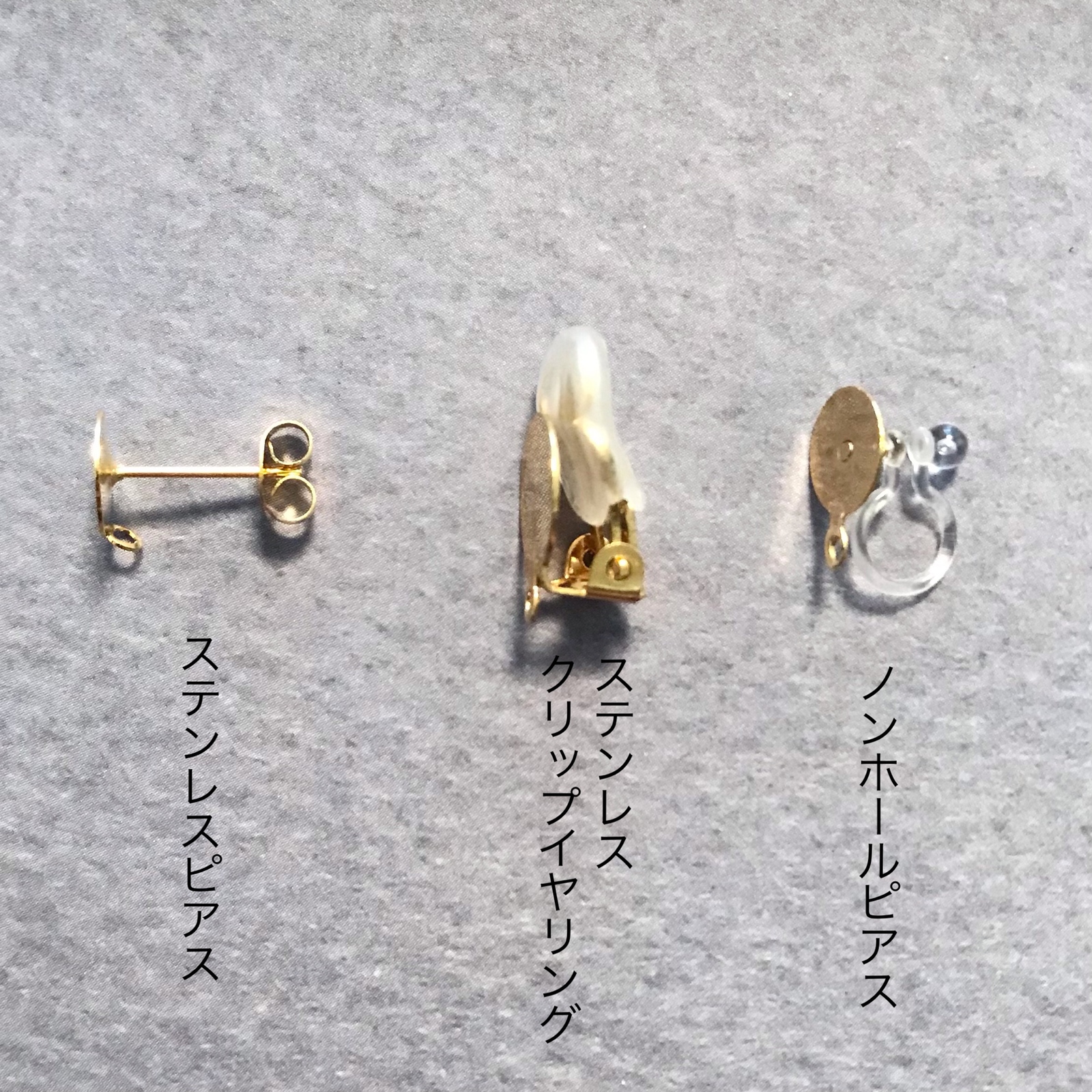 ヴィンテージボタンとバロックパールのアシンメトリーピアス