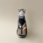 ②フランスパンを買った猫　見上げる（ハチワレ）
