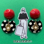 再販❣️レトロポップ レッドカボション 手をふるドットチャーム✳️ピアス イヤリング 水玉 ドット 赤 レッド 個性的 ユニーク レトロ 昭和レトロ 80S 古着 韓国 黒 モノトーン クリスマス