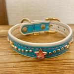 犬・革のレイヤード首輪　首サイズ約22～25対応 (調節幅約22cm～28.5㎝）ターコイズブルー×白・星ピンクストーンと銀色のスタッズ