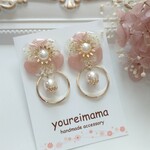 パールが揺れる花の形のイヤリング