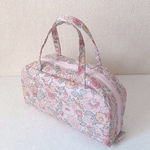 NEW♡リバティ「ベッツィ」（ダウンシャーヒル）ハンドル付きコスメポーチ ラミネート♪35㎝ファスナー♪ポケット付き♪大容量ポーチ♪持ち手付き♪旅行用♪プレゼント