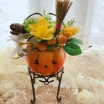 送料無料　ハロウィンアレンジメント　パンプキンの花器に　ブラウンアイアンチェアー　