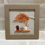 【送料無料】刺繍　フレーム　インテリア　トイプードル　女の子　紅葉　秋