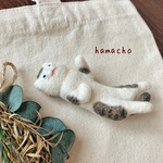 【羊毛フェルト ブローチ】ぷくぷく落ちてる猫さん（キジシロ猫:白が多め）