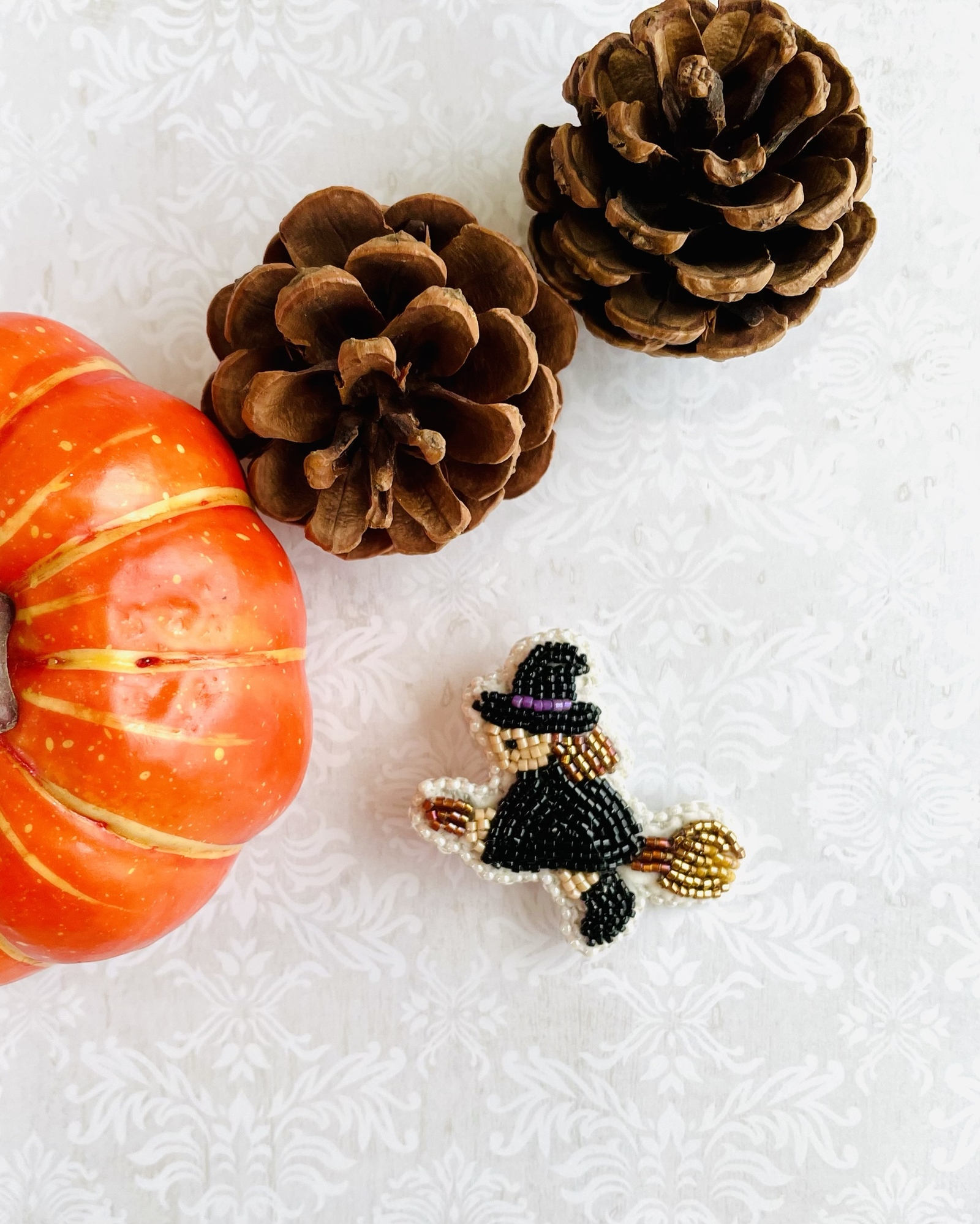 ハロウィン・ビーズ刺繍の魔女ブローチ - Little Plum | minne