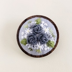 アンティークピンクのバラ刺繍　木製ブローチ　直径45mm