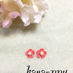 小さなオレンジピンクのフラワーピアス