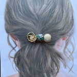 グリーンが人気　ボタンのヘアクリップ