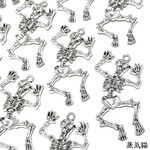 【大きめ】踊る骸骨チャーム 銀古美 2個【がい骨 ハロウィン素材】