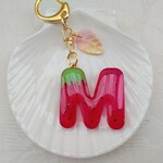 NEW✨　ラブリーM♡ミニ丸型　 キュートないちご柄　リーフ付き　イニシャルキーホルダー　アルファベット　レジン　チャーム　キーリング　ハンドメイド 　プレゼント🎁にも