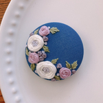 刺繍くるみボタン（ヘアゴム/ブローチ）
