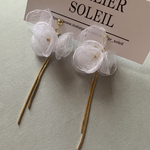 fleuretteオーガンジー  チェーンイヤリング　花　フラワー　結婚式　ブライダル　披露宴　前撮り　白　ホワイト　ゆらゆら　揺れる　ロング