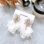 ウェディングドレスの様な…♡ﾞキラキラフラワー×たっぷりフリルタッセル𓐍 ピアス/イヤリング　シルバー　花嫁様にも♡ﾞ