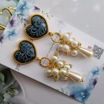 デザインボタンとタッセルとパールのアクセサリー