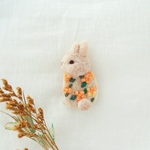 羊毛刺繍の金木犀うさぎ🌼ブローチ🐇