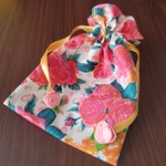 【フリル付き巾着袋】内布、内ポケット付き｜華やかなピンクの薔薇とペーズリー柄