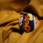 ハロウィンの夜　丸窓刺繍ブローチ