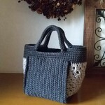 モチーフ編みのニットバッグ　ブラック×ダークベージュ