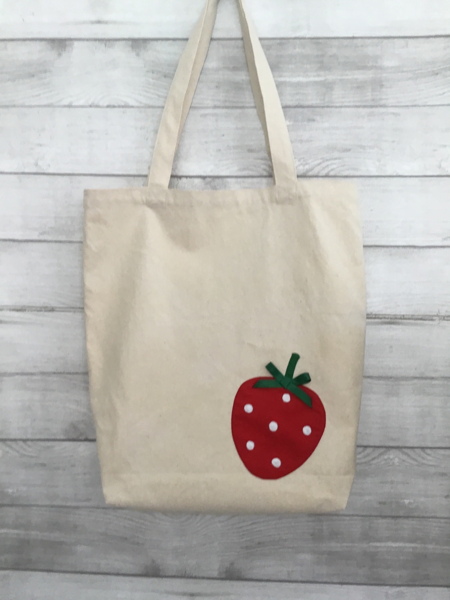 オーダー品　ハンドメイド　トートバッグ　シーズーパネル柄　いちご生地 いちご柄トートバッグ デイリートートバッグ いちごモチーフ 苺